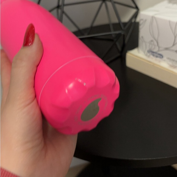 SWELL hot pink water bottle - Picture 2 of 3